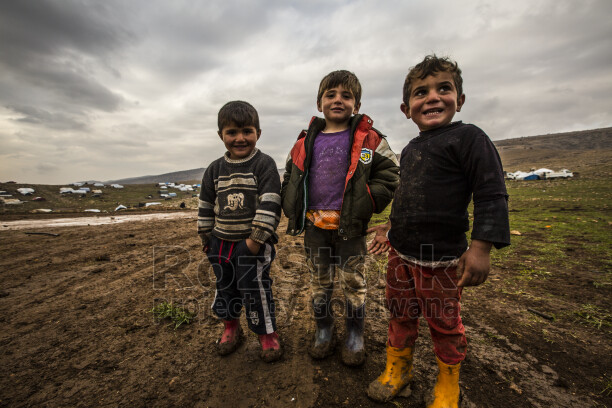 Şengal'de Daiş soykırımında kaçan Êzidî ailleler ve çocukları