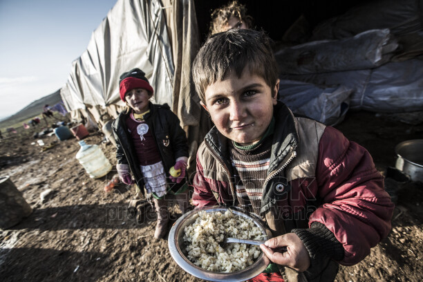 Şengal'de Daiş soykırımında kaçan Êzidî ailleler ve çocukları