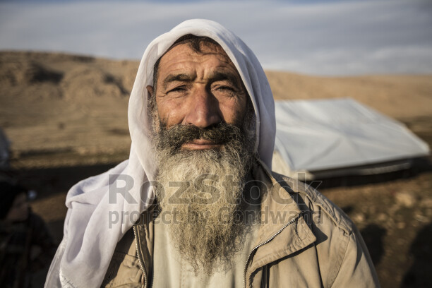 Şengal'de Daiş soykırımında kaçan Êzidî ailleler ve çocukları