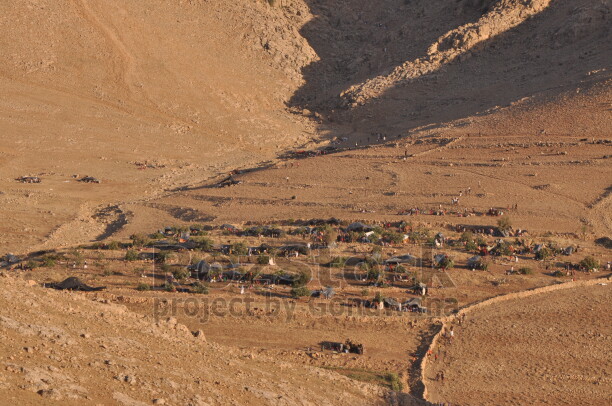 Şengal'de Daiş soykırımında kaçan Êzidî ailleler ve çocukları