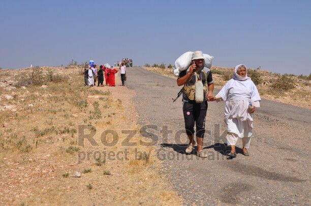 Şengal'de Daiş soykırımında kaçan Êzidî ailleler ve çocukları