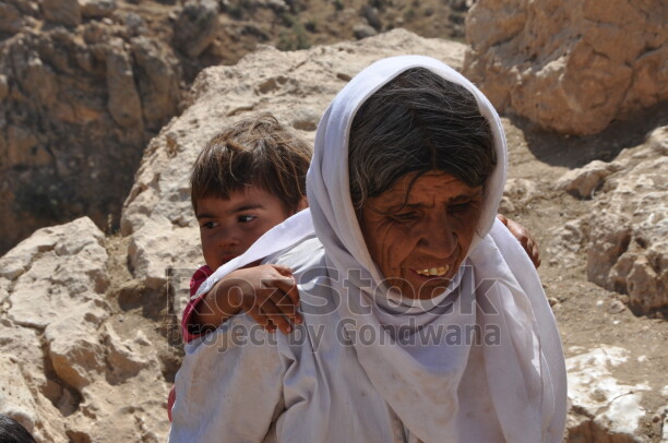 Şengal'de Daiş soykırımında kaçan Êzidî ailleler ve çocukları