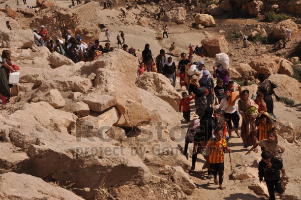 Şengal'de Daiş soykırımında kaçan Êzidî ailleler ve çocukları