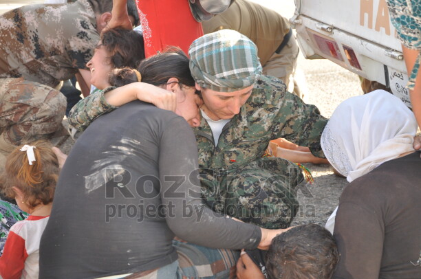 Şengal'de Daiş soykırımında kaçan Êzidî ailleler ve çocukları
