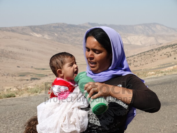 Şengal'de Daiş soykırımında kaçan Êzidî ailleler ve çocukları