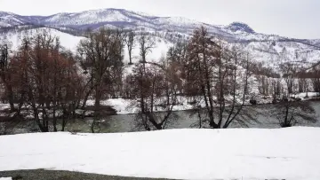 Karlı dağlar, göl, orman ve etkileyici kış doğası manzarası