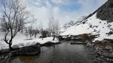 Karlı Munzur Dağları, akan dere ve kış doğası manzarası