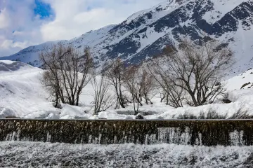 Karlı Munzur Dağları, akan su, küçük şelale ve kış doğası