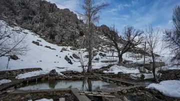 Munzur Gözeleri, karlı dağlar, kaynak suyu ve taş yapılar
