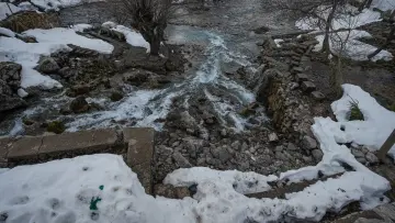 Munzur Gözeleri, karlı doğada akan dere ve taşlı su yatağı