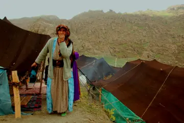 Yaz ayları ile beraber sıcak olan Şengal'den daha serin olan Şırnak'ın Laleş yaylasına göçer olarak gelen Ezidi' göçerler, sınırların çizilmesi ile beraber artık gelemiyorlar ama ismi de dahil tüm geleneklerini Botan göçerlerine miras bıraktılar.