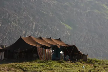 Kato dağı eteklerinde asırlardır kullanılan kıl çadır. Temmuz ayında hayvanlarını yaylaya götüren göçerlerin sessiz kalan çadırı.