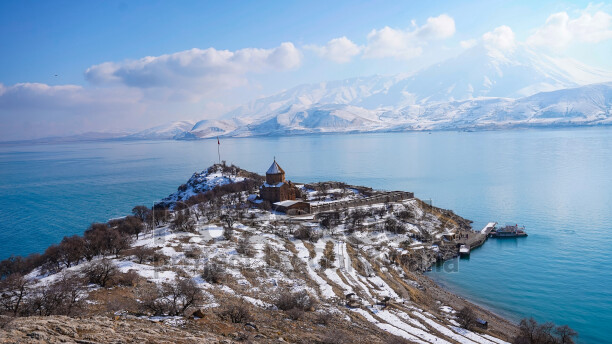 Kış mevsiminde Akdamar Adası, Akdamar Kilisesi ve Van Gölü'nün eşsiz panoramik manzarası.