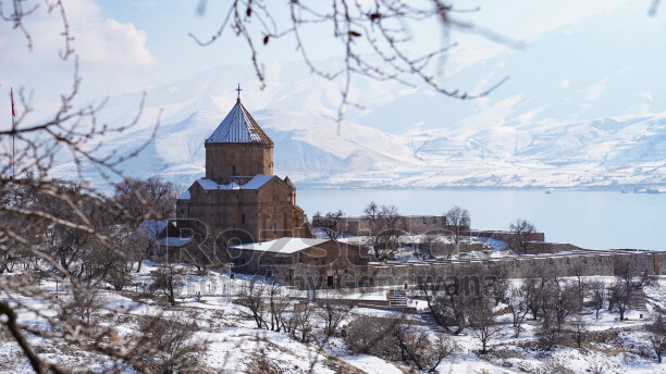 Karlarla kaplı Akdamar Kilisesi ve Van Gölü, kışın büyüleyici tarihi ve doğal manzarasını yansıtıyor.