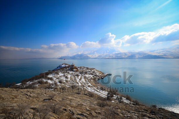 Van Gölü'ndeki Akdamar Adası, kışın karla kaplanan tarihi dokusu ve eşsiz panoramik manzarasıyla öne çıkar.