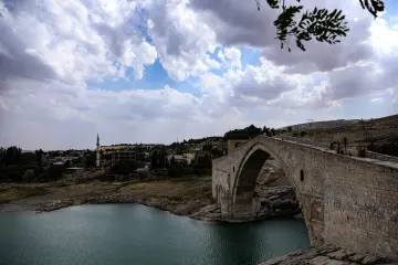 Malabadi Köprüsü, Batman Çayı üzerinde tarihi taş mimarisi ve görkemli kemeriyle eşsiz bir manzara sunuyor.