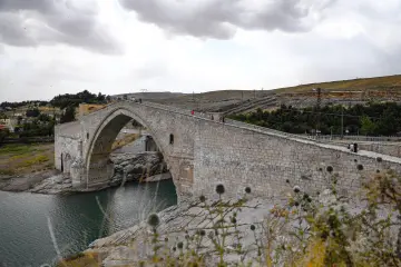 Malabadi Köprüsü, Batman Çayı üzerindeki tarihi taş kemeri ve doğal çevresiyle etkileyici bir manzara sunuyor.