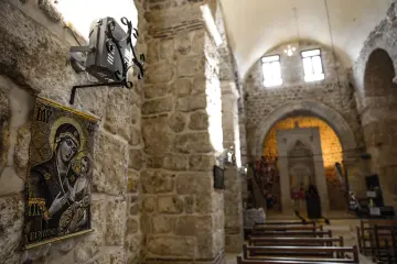 Mardin Savur Dereiçi Mor Yuhanon Kilisesi iç mekânı, taş mimari ve ikon