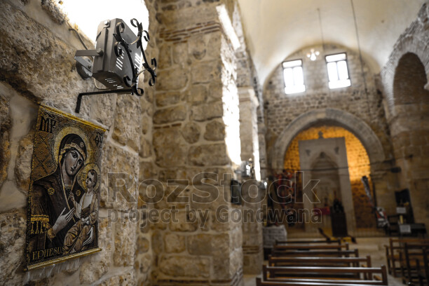Mardin Savur Dereiçi Mor Yuhanon Kilisesi iç mekânı, taş mimari ve ikon
