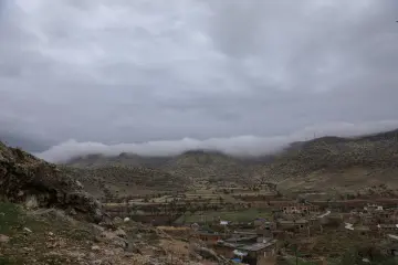 Mardin Savur Dereiçi bulutlu dağlar, taş yerleşim ve kırsal manzara
