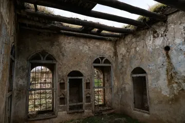 Mardin Savur Dereiçi harabe taş ev, kemerli pencereler ve ahşap kirişler