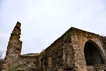 Mardin Savur Dereiçi harabe taş yapı, kemerli giriş ve tarihi mimari
