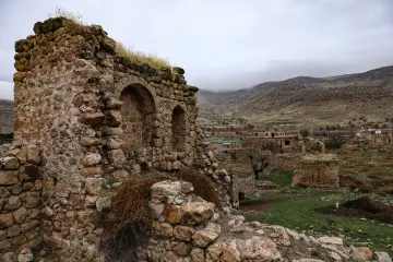 Mardin Savur Dereiçi harabe taş yapı, kemerli kalıntılar ve sisli dağ manzarası