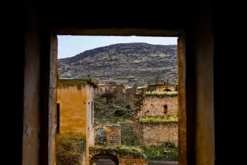 Mardin Savur Dereiçi pencereden taş yapılar, tarihi yerleşim ve dağ manzarası