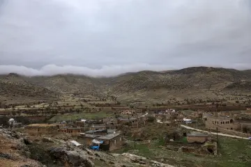 Mardin Savur Dereiçi sisli dağlar, tarihi taş yapılar ve köy manzarası