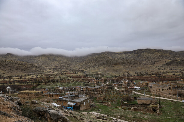 Mardin Savur Dereiçi sisli dağlar, tarihi taş yapılar ve köy manzarası