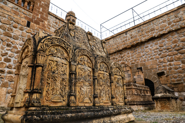 Mardin Savur Dereiçi Süryani mezarı, taş oymacılığı ve tarihi mezarlık