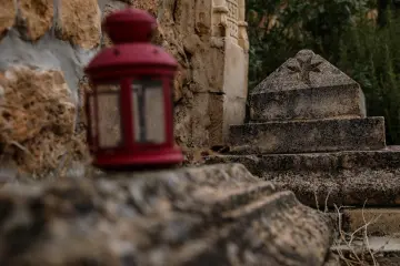 Mardin Savur Dereiçi Süryani mezar taşı, haç motifi ve taş işçiliği