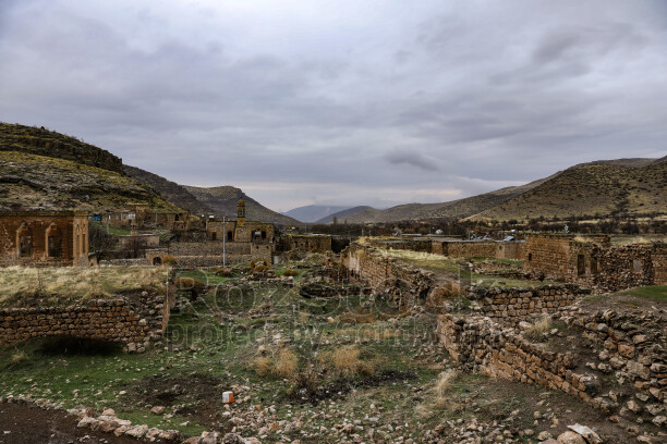 Mardin Savur Dereiçi tarihi taş yapılar, eski yerleşim ve dağ manzarası