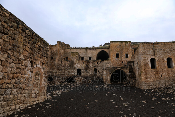 Mardin Savur Dereiçi tarihi taş yapılar, kemerli avlu ve Süryani köyü