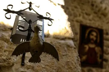 Mardin Savur Dereiçi kuş figürü, taş duvar, metal işçiliği ve dini mekân detayı