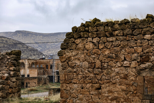Mardin Savur Dereiçi taş duvar, tarihi taş yapılar ve dağ manzarası