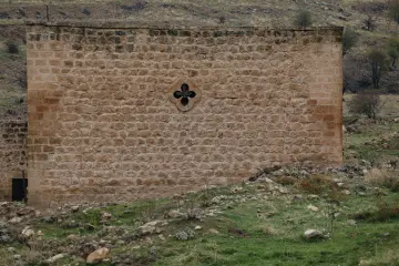 Mardin Savur Dereiçi taş duvar, taş mimari ve dağ manzarası