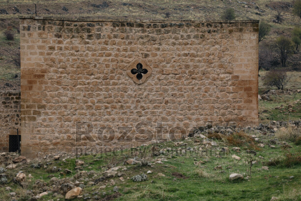 Mardin Savur Dereiçi taş duvar, taş mimari ve dağ manzarası