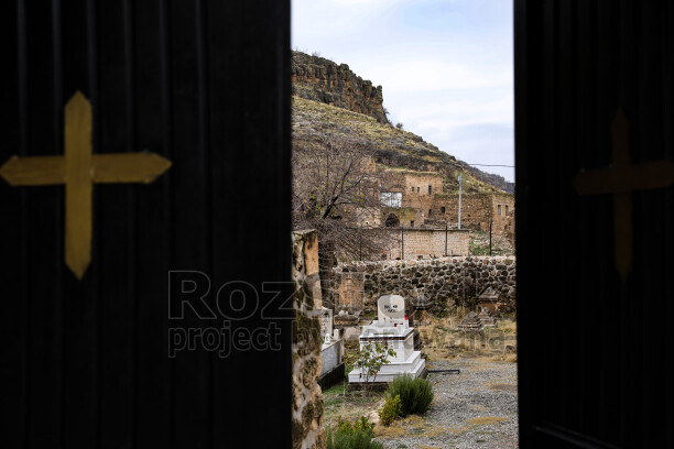 Mardin Savur Dereiçi taş mezarlık, haç motifli kapı ve tarihi taş yapılar