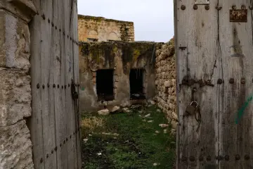 Mardin Savur eski ahşap kapı, tarihi taş yapılar ve geleneksel mimari