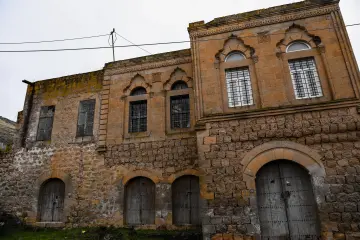Mardin Savur geleneksel taş ev, kemerli pencereler ve taş işçiliği