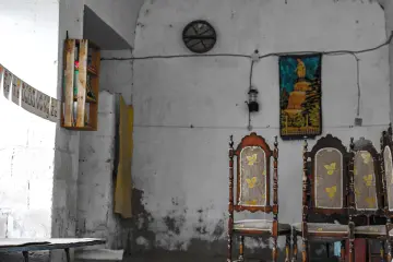 Mardin Savur tarihi taş yapı, eski sandalyeler ve geleneksel iç mekân