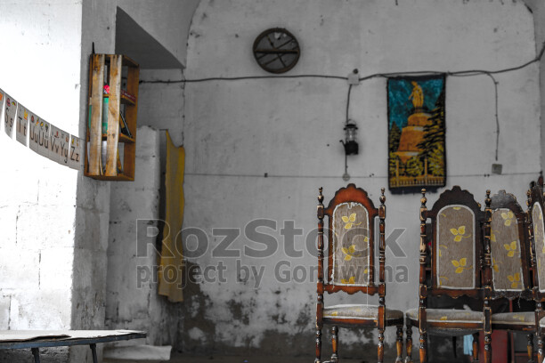 Mardin Savur tarihi taş yapı, eski sandalyeler ve geleneksel iç mekân
