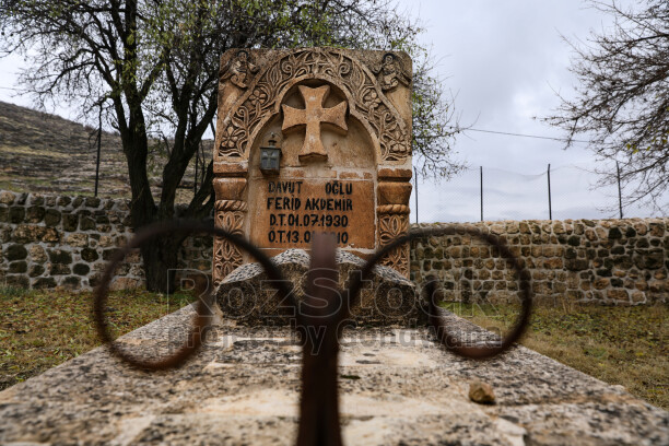 Mardin Savur Süryani mezar taşı, haç motifli tarihi mezar
