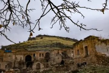 Mardin Savur harabe taş yapılar, kayalık tepe ve tarihi doku