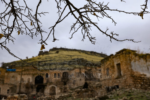 Mardin Savur harabe taş yapılar, kayalık tepe ve tarihi doku