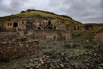 Mardin Savur harabe taş yapılar, kayalık yamaç ve tarihi mimari