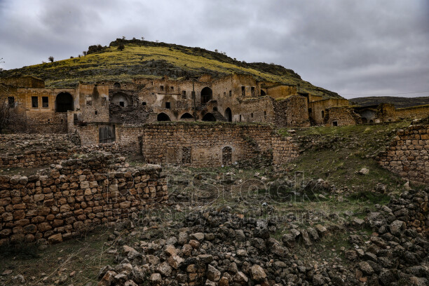 Mardin Savur harabe taş yapılar, kayalık yamaç ve tarihi mimari