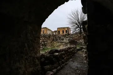 Mardin Savur tarihi taş evler, kemerli geçit ve dağlık manzara