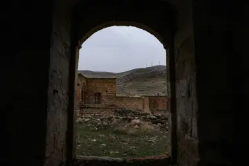 Mardin Savur tarihi taş yapılar, kemerli geçit ve dağ manzarası